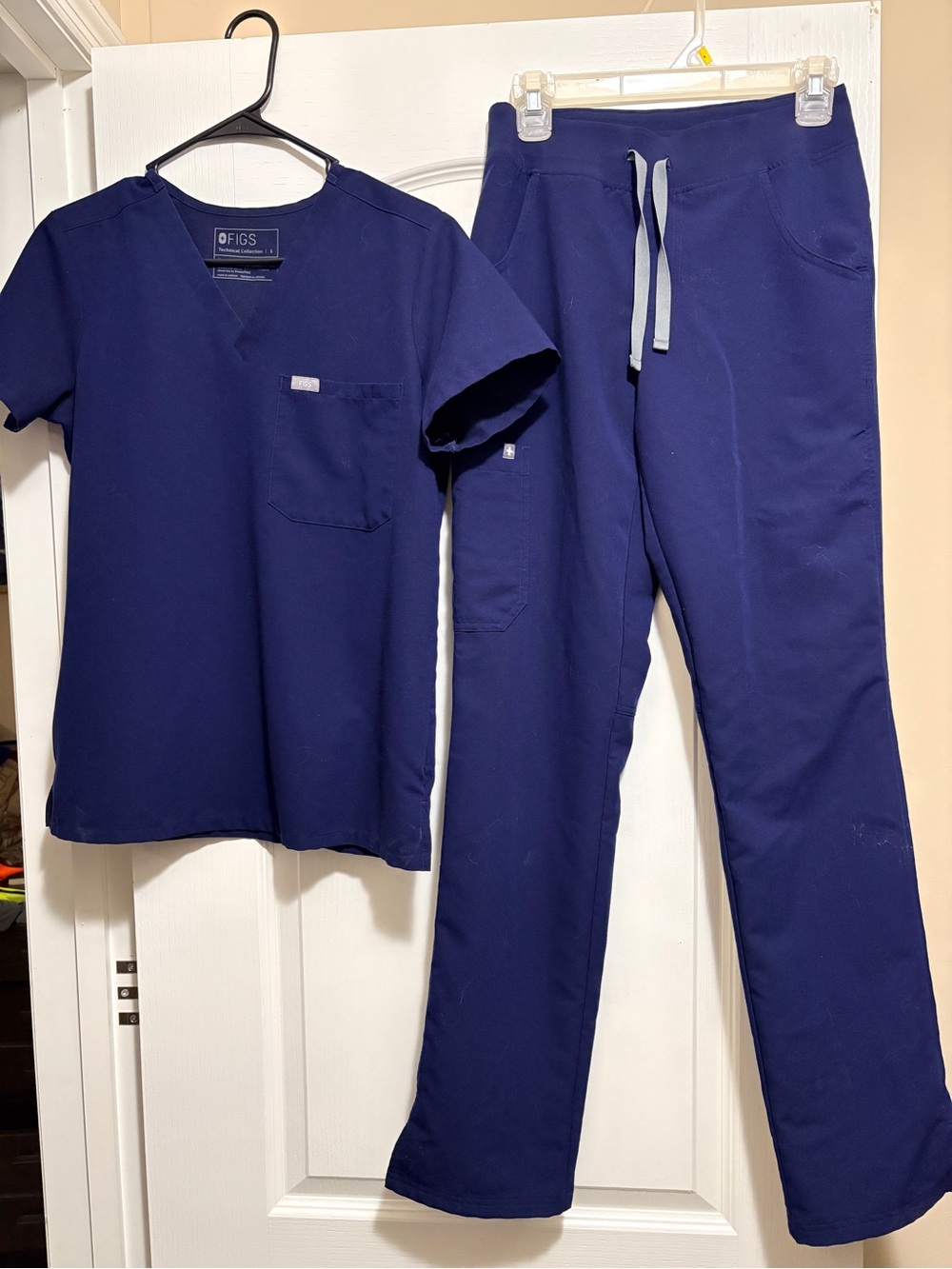 Figs Navy Scrub Set- Catarina top and Livingston pants